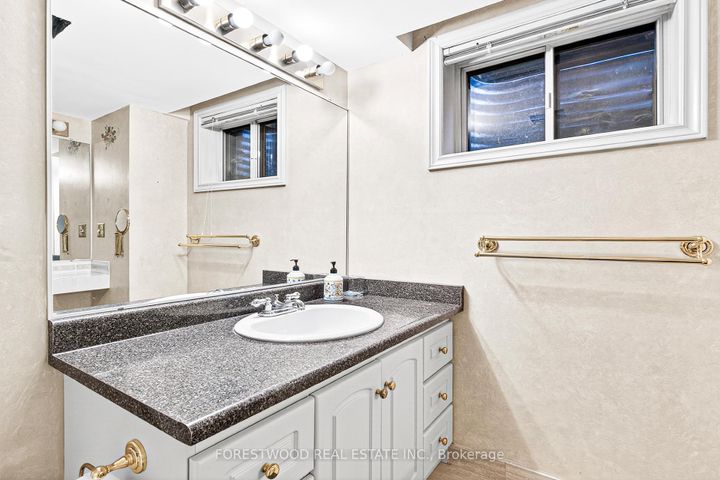 Photo 39 at 4295 Garnetwood Chase, Rathwood, Mississauga