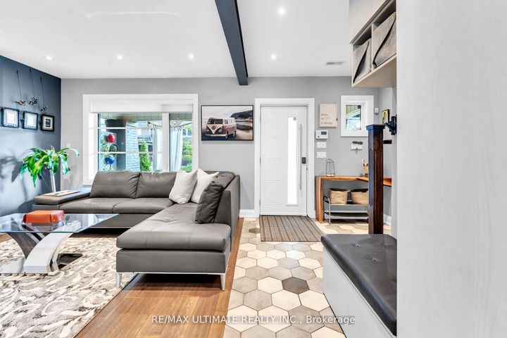 Photo 5 at 10 Oakdene Crescent, Danforth, Toronto