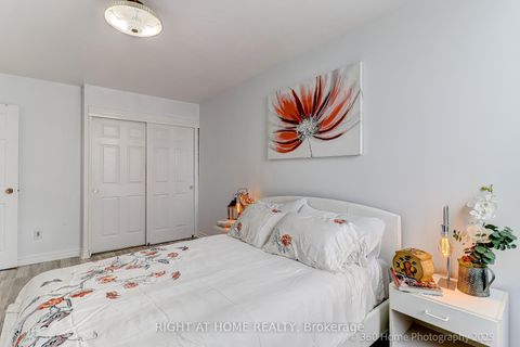 Photo 10 at 1709 - 60 PAVANE LINK Way, Flemingdon Park, Toronto