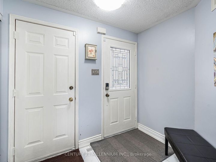 Photo 3 at 425 Elmwood Court, Samac, Oshawa
