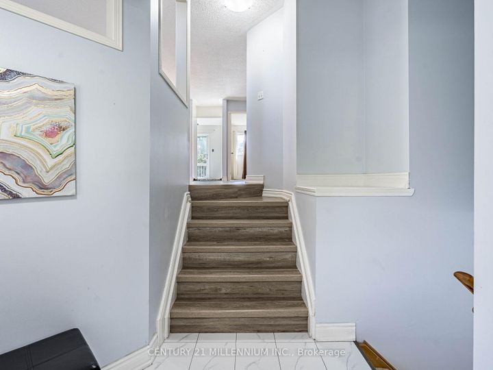 Photo 4 at 425 Elmwood Court, Samac, Oshawa