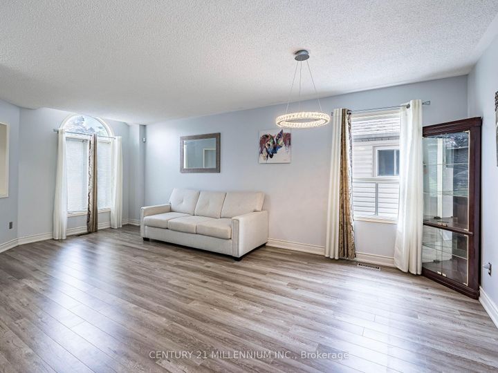 Photo 6 at 425 Elmwood Court, Samac, Oshawa