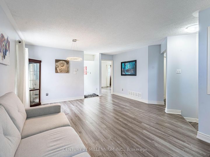 Photo 7 at 425 Elmwood Court, Samac, Oshawa