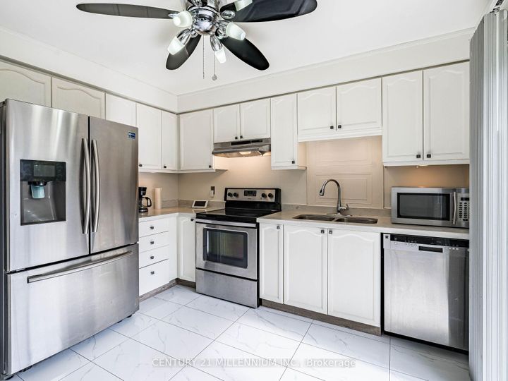 Photo 11 at 425 Elmwood Court, Samac, Oshawa