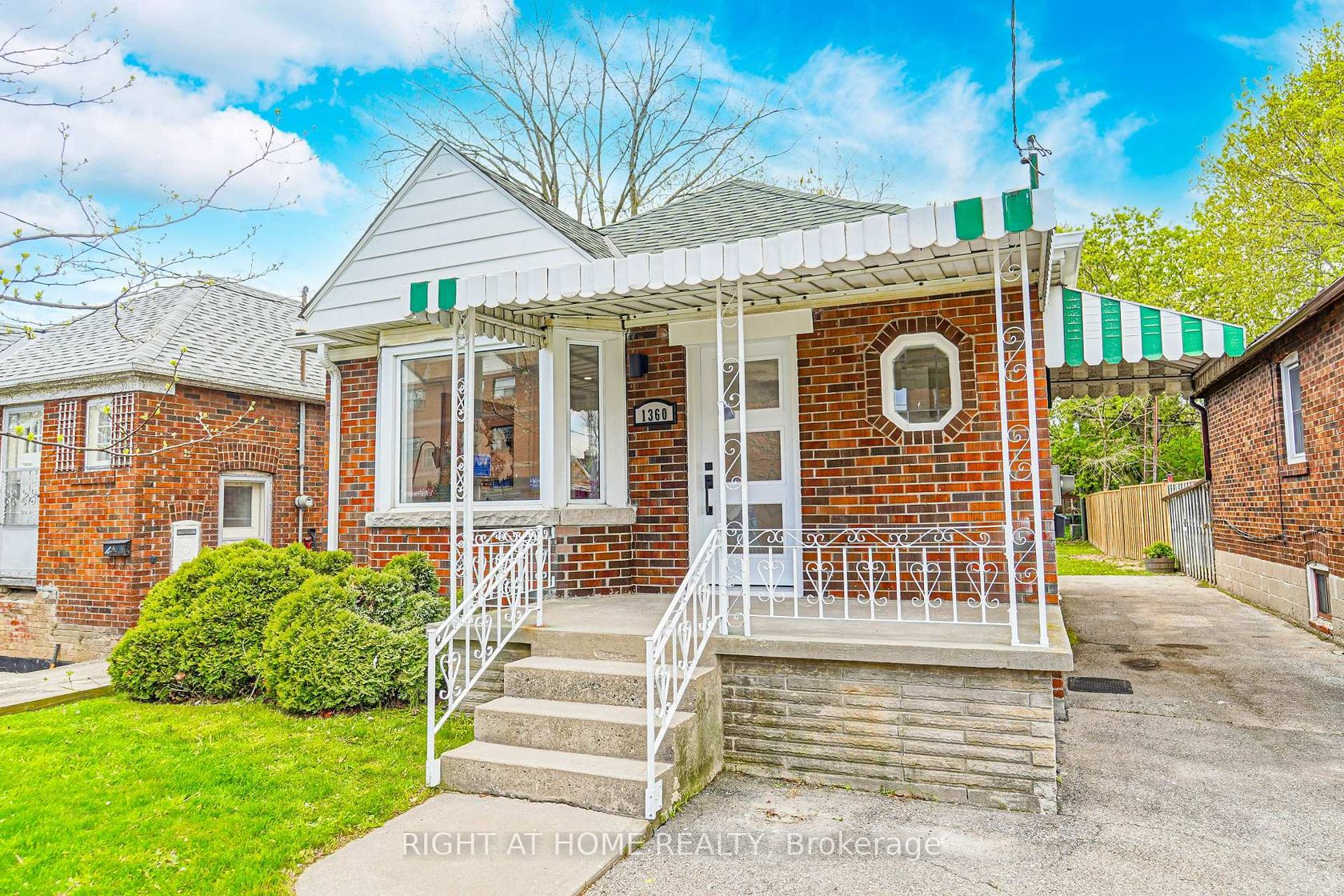1360 Woodbine Avenue, East York, Toronto 