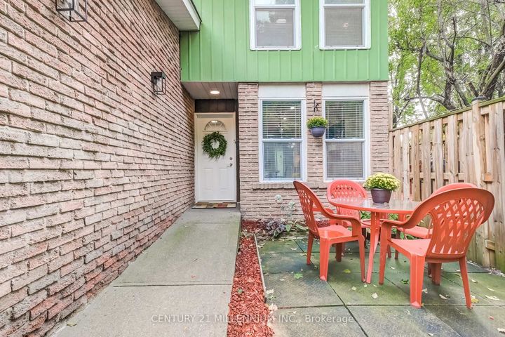 Photo 3 at 6959 Cadiz Crescent, Meadowvale, Mississauga