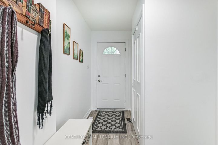 Photo 5 at 6959 Cadiz Crescent, Meadowvale, Mississauga