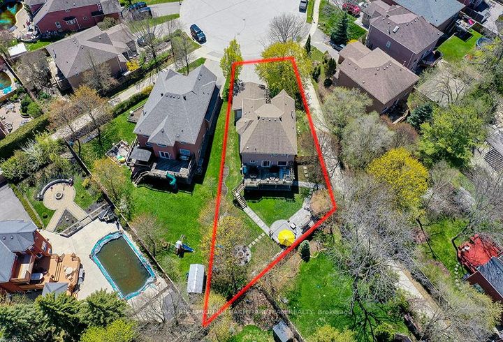 Photo 3 at 353 Meegan Court, Summerhill Estates, Newmarket
