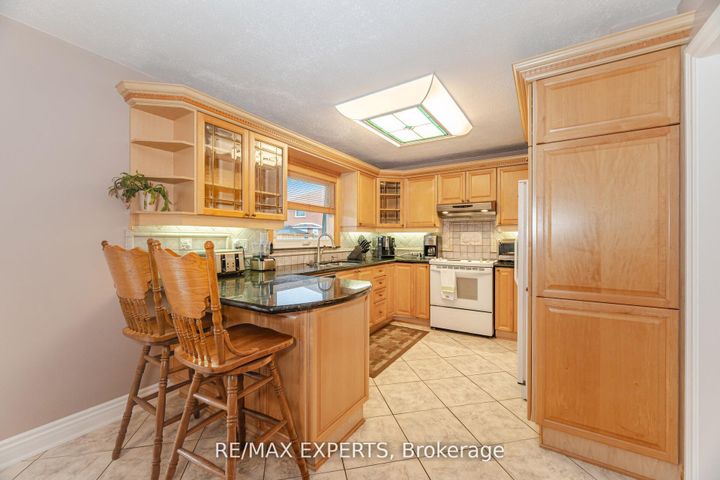 Photo 15 at 21 Williamsburg Lane, East Woodbridge, Vaughan