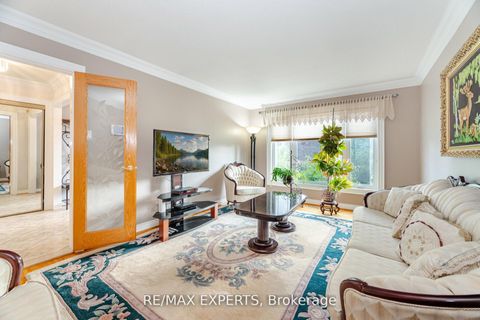 Photo 11 at 21 Williamsburg Lane, East Woodbridge, Vaughan