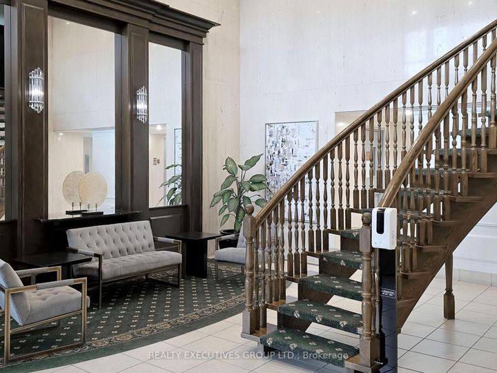 Photo 5 at 1701 - 8111 Yonge Street, Royal Orchard, Markham
