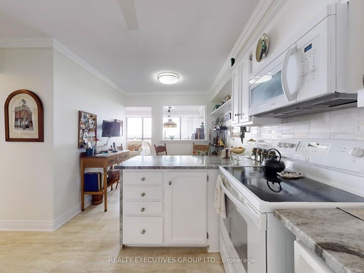 Photo 18 at 1701 - 8111 Yonge Street, Royal Orchard, Markham