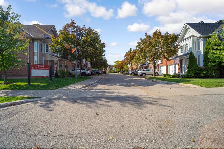 Photo 1 at 37 - 1575 South Parade Court, East Credit, Mississauga