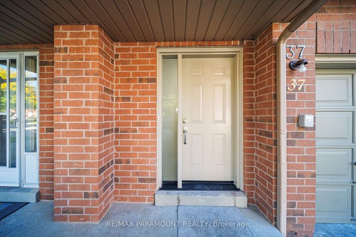 Photo 2 at 37 - 1575 South Parade Court, East Credit, Mississauga