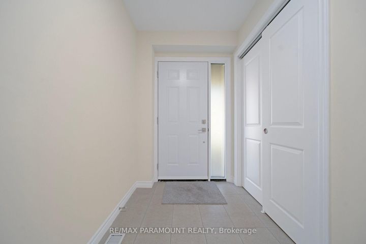 Photo 3 at 37 - 1575 South Parade Court, East Credit, Mississauga