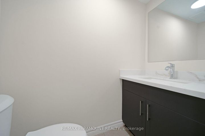 Photo 5 at 37 - 1575 South Parade Court, East Credit, Mississauga