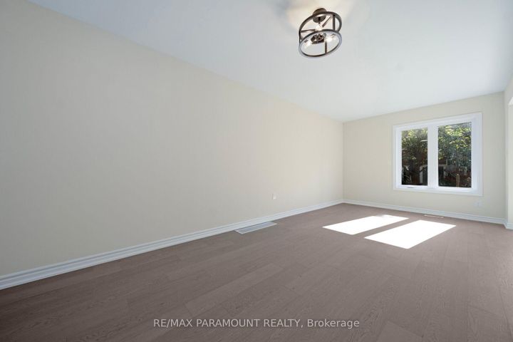 Photo 7 at 37 - 1575 South Parade Court, East Credit, Mississauga