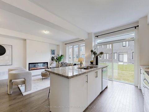 Photo 10 at 42 Blick Crescent E, Bayview Northeast, Aurora