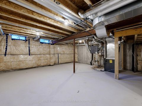 Photo 33 at 42 Blick Crescent E, Bayview Northeast, Aurora