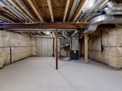 Photo 34 at 42 Blick Crescent E, Bayview Northeast, Aurora
