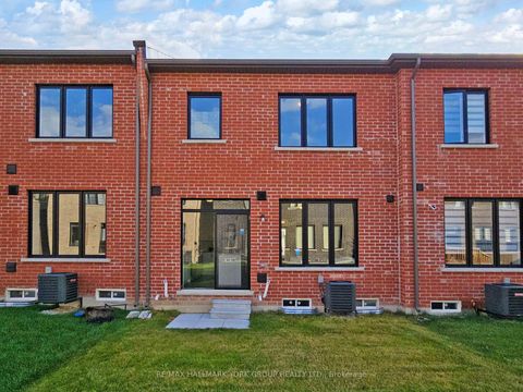 Photo 36 at 42 Blick Crescent E, Bayview Northeast, Aurora