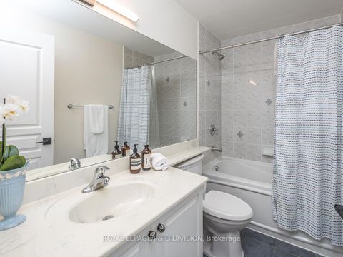 Photo 5 at 610 - 438 Richmond Street W, Waterfront Communities C1, Toronto