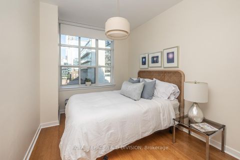 Photo 10 at 610 - 438 Richmond Street W, Waterfront Communities C1, Toronto