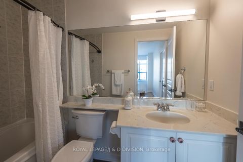 Photo 12 at 610 - 438 Richmond Street W, Waterfront Communities C1, Toronto