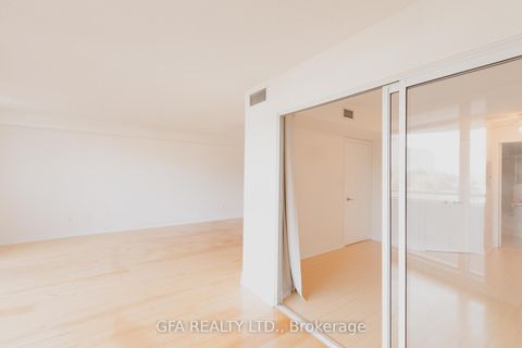 Photo 18 at 318 - 550 Queens Quay W, Waterfront Communities C1, Toronto