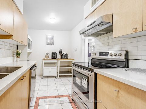 Photo 11 at 911 - 2050 Bridletowne Circle, L'Amoreaux, Toronto