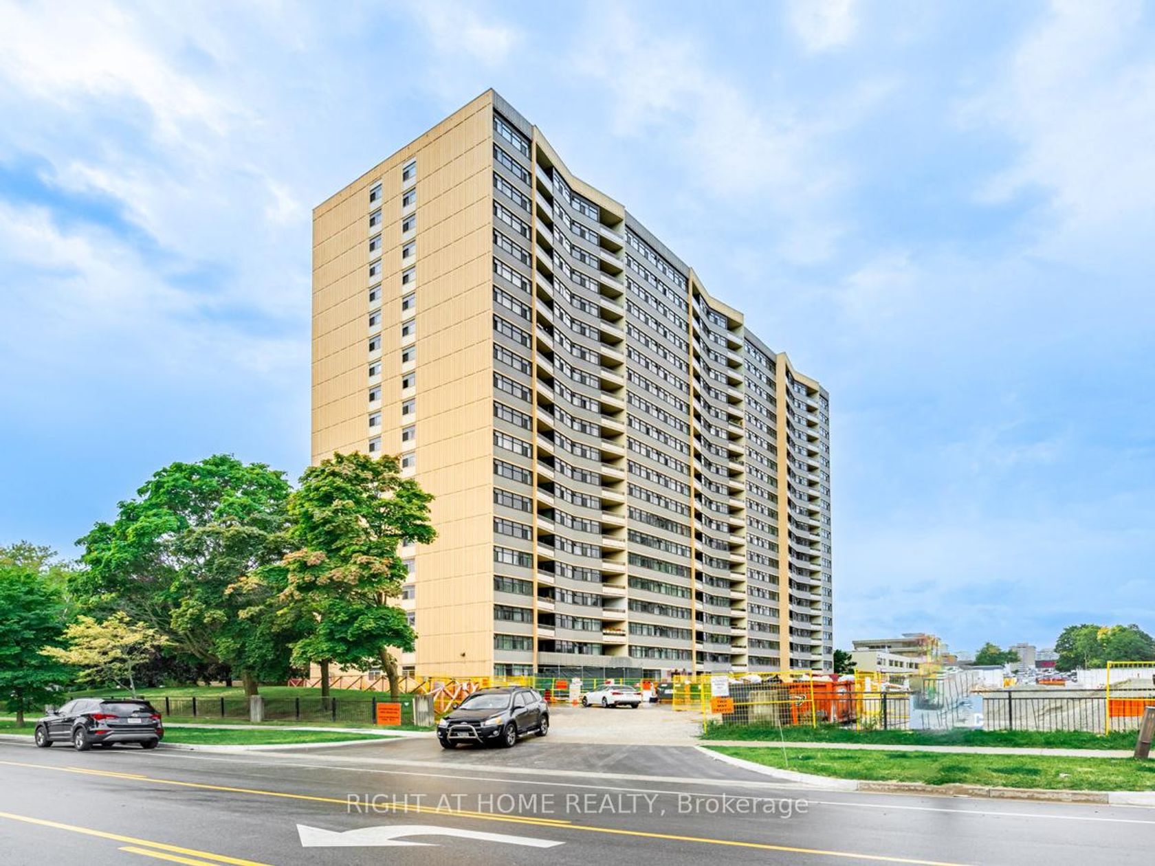 911 - 2050 Bridletowne Circle, L'Amoreaux, Toronto 