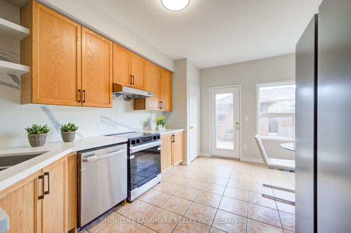 Photo 10 at 27 Bur Oak Avenue, Berczy, Markham