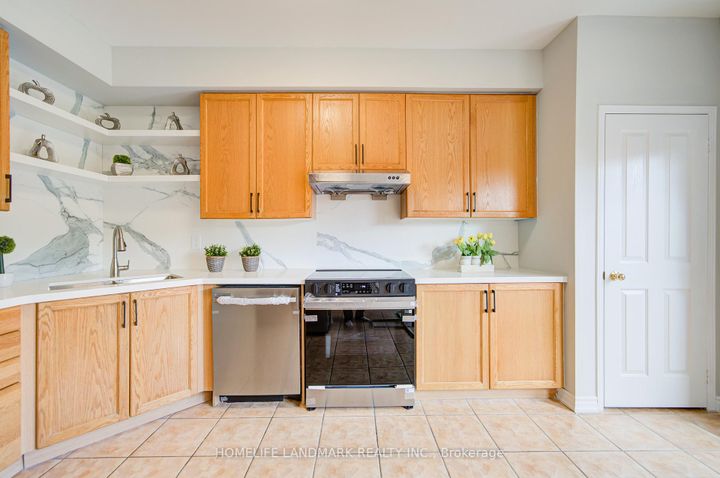 Photo 13 at 27 Bur Oak Avenue, Berczy, Markham