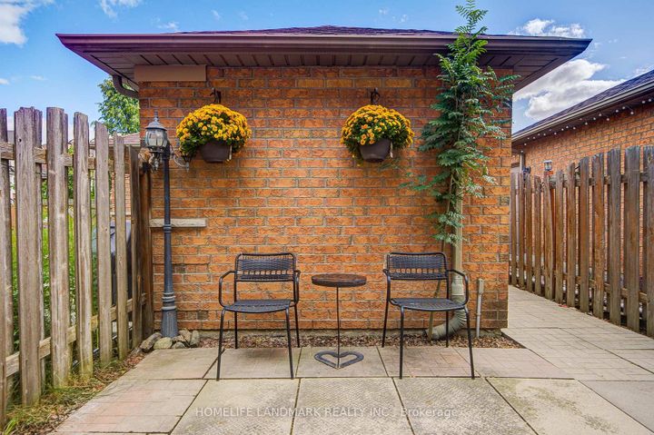 Photo 38 at 27 Bur Oak Avenue, Berczy, Markham