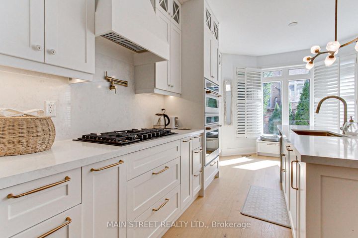 Photo 5 at 39 Chardonnay Drive, Patterson, Vaughan