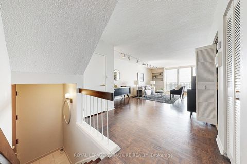 Photo 4 at 2816 - 33 Harbour Square, Waterfront Communities C1, Toronto