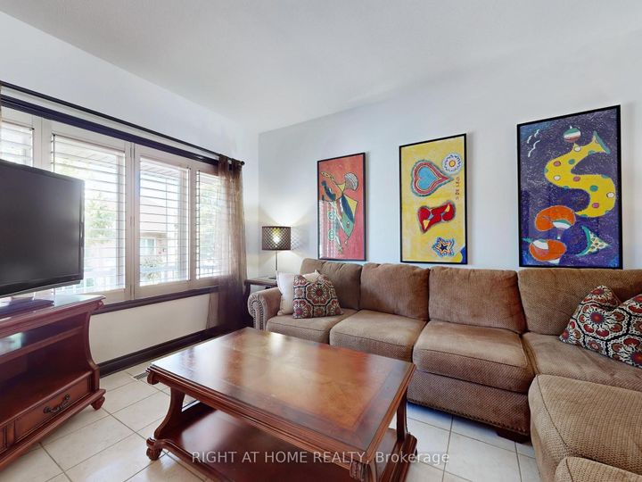 Photo 5 at 14 - 9 Amalfi Court, West Woodbridge, Vaughan