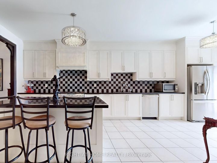 Photo 14 at 14 - 9 Amalfi Court, West Woodbridge, Vaughan