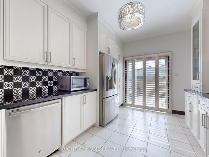 Photo 17 at 14 - 9 Amalfi Court, West Woodbridge, Vaughan