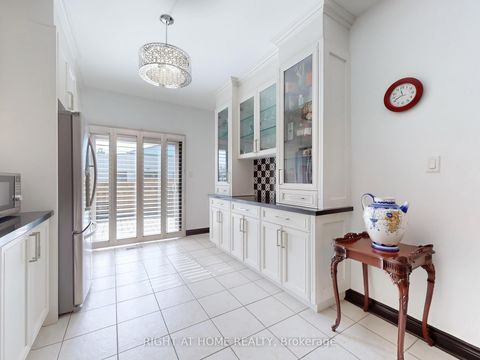 Photo 18 at 14 - 9 Amalfi Court, West Woodbridge, Vaughan