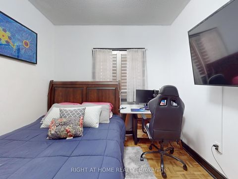 Photo 25 at 14 - 9 Amalfi Court, West Woodbridge, Vaughan