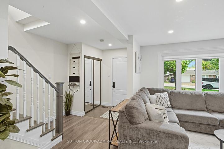 Photo 2 at 182 Talbot Crescent, Central Newmarket, Newmarket