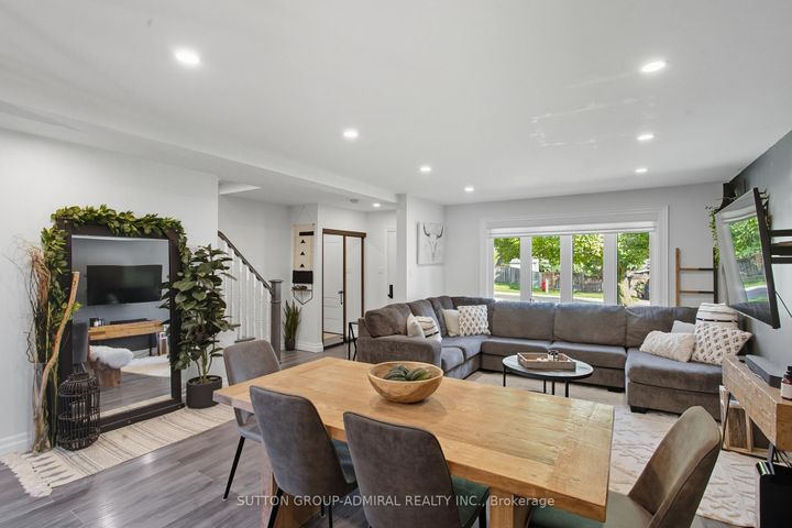 Photo 4 at 182 Talbot Crescent, Central Newmarket, Newmarket