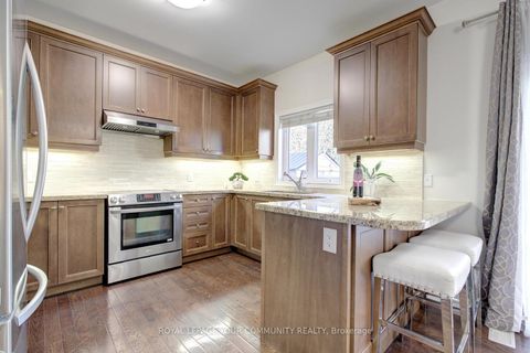 Photo 14 at 6 Halo Court, Patterson, Vaughan