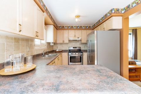 Photo 3 at 230 Mary Anne Drive, Painswick North, Barrie