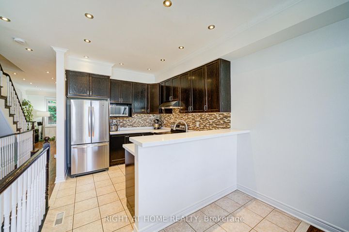 Photo 3 at 24 - 1008 ON BOGART Circle, College Manor, Newmarket