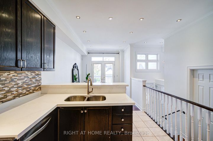 Photo 4 at 24 - 1008 ON BOGART Circle, College Manor, Newmarket
