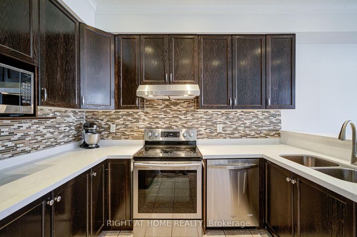 Photo 5 at 24 - 1008 ON BOGART Circle, College Manor, Newmarket