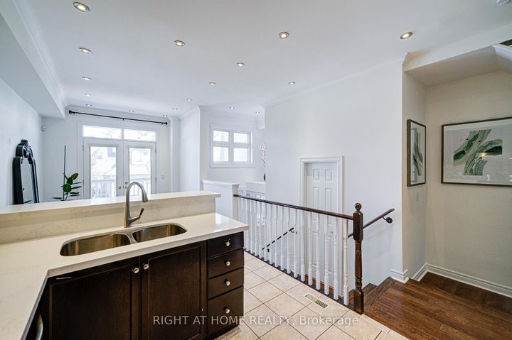 Photo 6 at 24 - 1008 ON BOGART Circle, College Manor, Newmarket