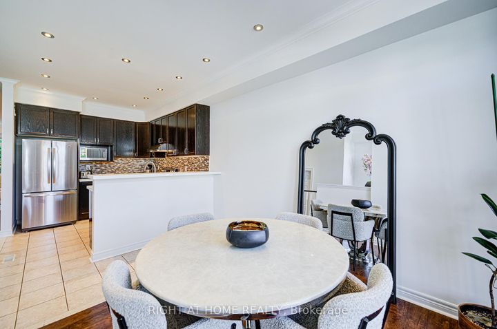 Photo 11 at 24 - 1008 ON BOGART Circle, College Manor, Newmarket
